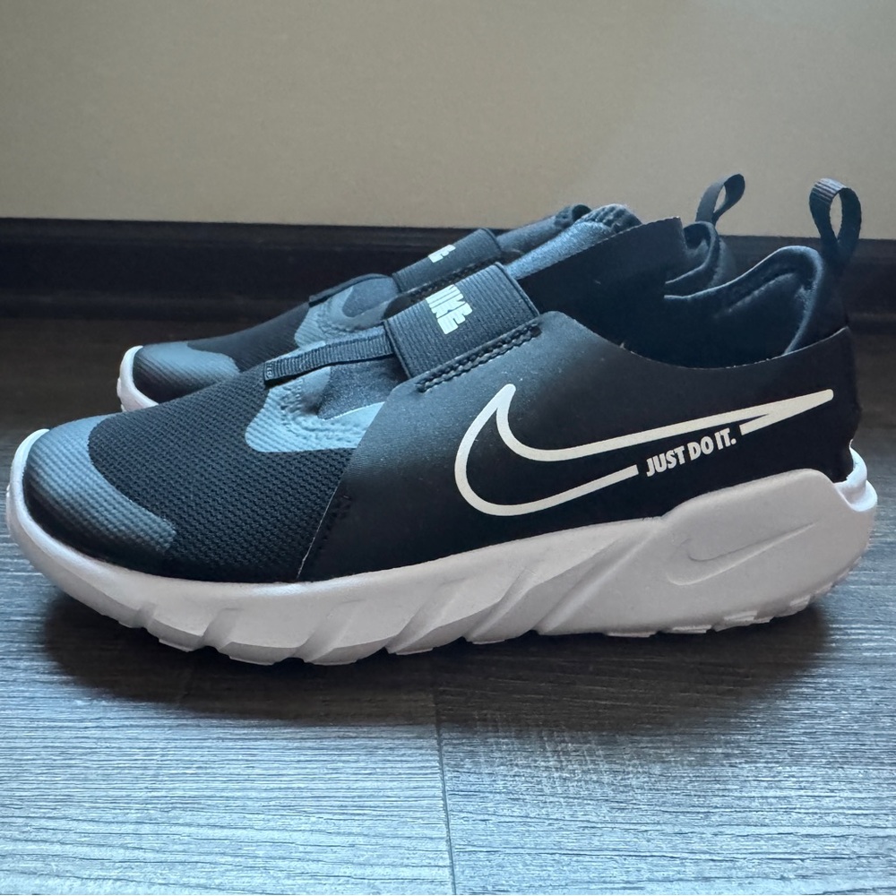 Nike Kids Black and White Flex Runner NEW!